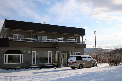 Rusutu Ski Chalet - Six Bedrooms, BBQ, Lake Toya.