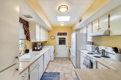 5 Mi to Ocotillo Golf Course Chic Sun Lakes Home! in ซันเลค