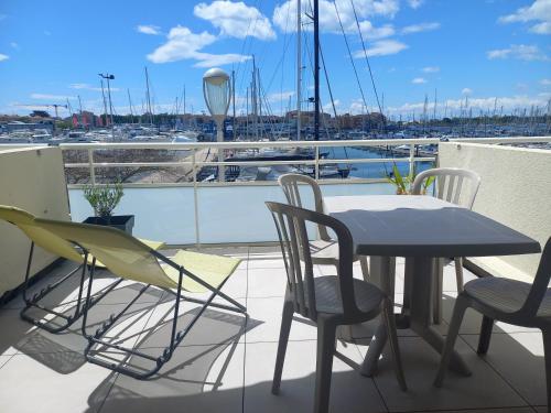 Studio cabine avec terrasse, vue sur le port, entre plage et port, avec parking