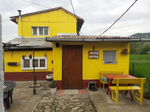 Yellow fairy tale, Visoko