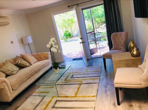 COZY 2 BEDROOM GUESTHOUSE IN BEVERLY HILLS in Los Angeles, USA