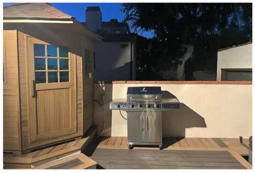 COZY 2 BEDROOM GUESTHOUSE IN BEVERLY HILLS in Los Angeles, USA