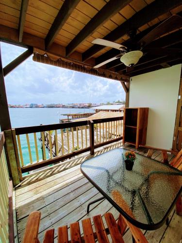 Aqua Lounge Bar & Hostal in Isla Carenero