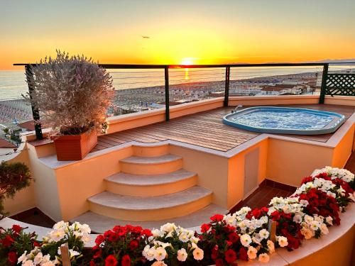  Piccadilly Penthouse with Jacuzzi in Lido di Camaiore