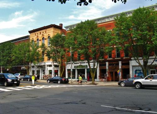 Walk to the Outfield of Lime Rock Park in 雷克維爾
