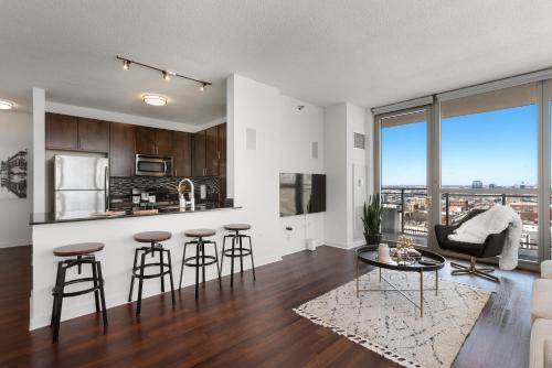 K2 Sky High Apartments with Stunning Chicago Views in West Loop thumb 2