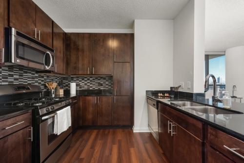 K2 Sky High Apartments with Stunning Chicago Views in West Loop thumb 3