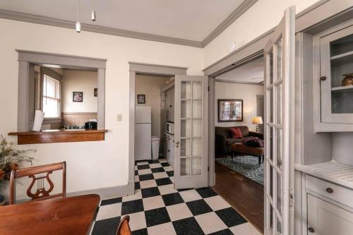 Memphis Belvedere Suites Upper Deluxe King 1 Bedroom near Overton Park