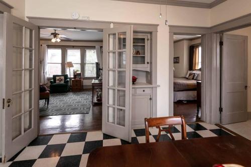 Memphis Belvedere Suites Upper Deluxe King 1 Bedroom near Overton Park