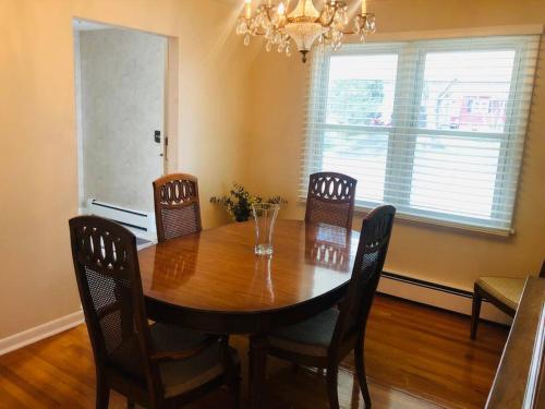 Family-Friendly Home CLOSE to SYR Univ DWNTWN & THE DOME! Location Location Location in Dewitt (NY)