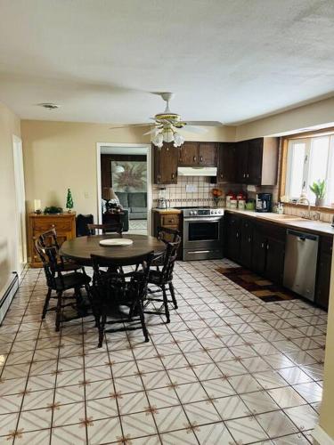 Family-Friendly Home CLOSE to SYR Univ DWNTWN & THE DOME! Location Location Location in Dewitt (NY)