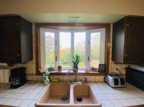 Family-Friendly Home CLOSE to SYR Univ DWNTWN & THE DOME! Location Location Location in Dewitt (NY)