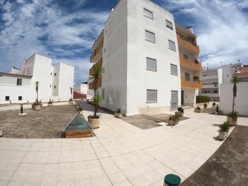Algarve, spacious T2 with balcony and garage, Armacao de Pera in Armacao De Pera