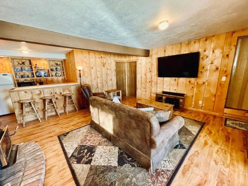 Runway Cabin Retreat With Private Hot Tub!