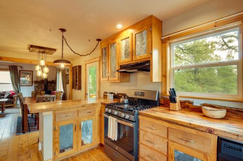Rustic Pagosa Springs Cabin with Hot Tub and Game Room in Pagosa Springs, USA