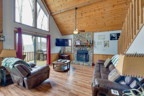 Mountain-View Robbinsville Cabin with Hot Tub! in Robbinsville, USA