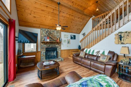 Mountain-View Robbinsville Cabin with Hot Tub! in Robbinsville, USA
