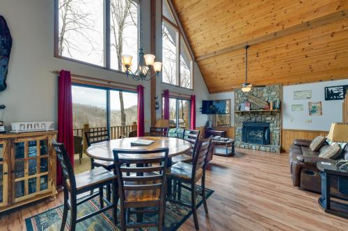 Mountain-View Robbinsville Cabin with Hot Tub! in Robbinsville, USA