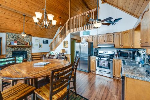 Mountain-View Robbinsville Cabin with Hot Tub! in Robbinsville, USA