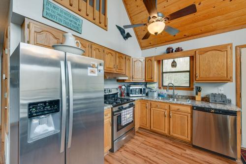 Mountain-View Robbinsville Cabin with Hot Tub! in Robbinsville, USA