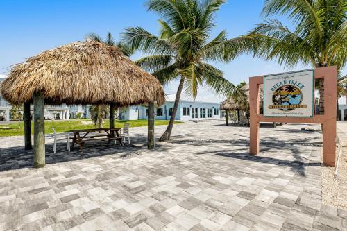 Inviting oceanfront condo with shared pool, dock, and great neighborhood - Marathon, FL
