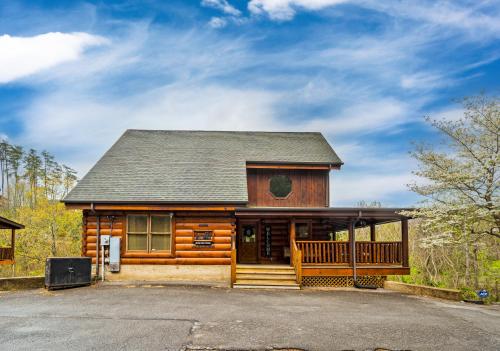 2-Bedroom Cabin with 2 Master Suites, Loft, Half-Bath and hot tub in a Serene Resort Setting in Sevierville, USA