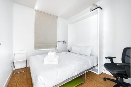 Bright 2 bedroom condo downtown with free parking in Vancouver, Canada