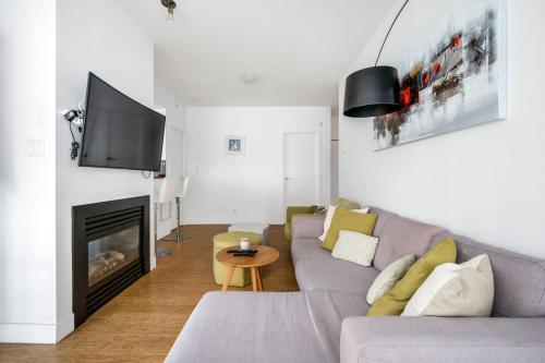 Bright 2 bedroom condo downtown with free parking in Vancouver, Canada