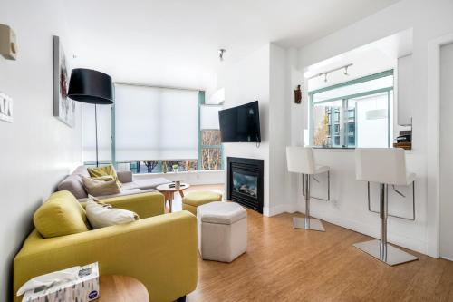 Bright 2 bedroom condo downtown with free parking in Vancouver, Canada