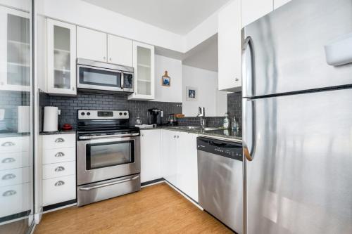 Bright 2 bedroom condo downtown with free parking in Vancouver, Canada