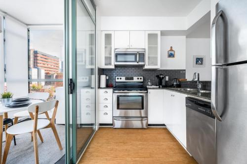 Bright 2 bedroom condo downtown with free parking in Vancouver, Canada
