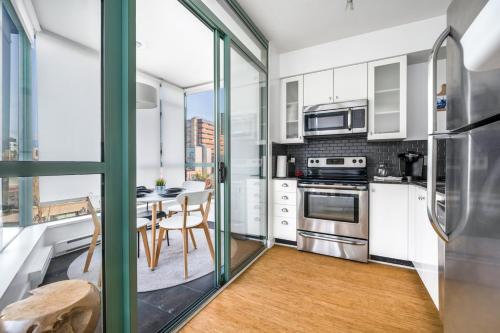 Bright 2 bedroom condo downtown with free parking in Vancouver, Canada