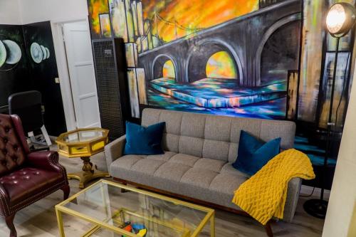 Artful Retreat - King Bed, Work Desk, WIFI, Unique Murals, Perfect for Business Travelers, Downtown & Near Universal Studios in Burbank, USA