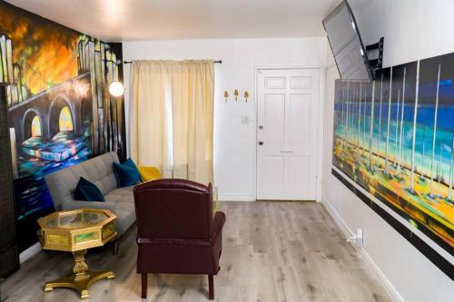 Artful Retreat - King Bed, Work Desk, WIFI, Unique Murals, Perfect for Business Travelers, Downtown & Near Universal Studios in Burbank, USA