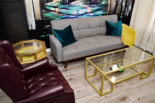 Artful Retreat - King Bed, Work Desk, WIFI, Unique Murals, Perfect for Business Travelers, Downtown