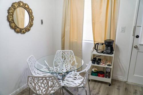Artful Retreat - King Bed, Work Desk, WIFI, Unique Murals, Perfect for Business Travelers, Downtown