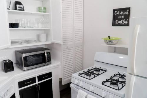 Artful Retreat - King Bed, Work Desk, WIFI, Unique Murals, Perfect for Business Travelers, Downtown