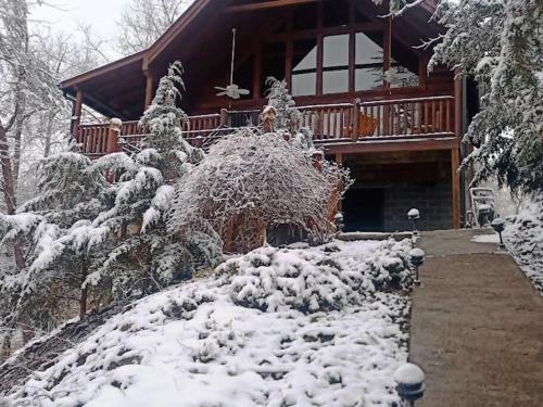 The Moose Cove Hideaway on the Lake near Forbidden Caverns
