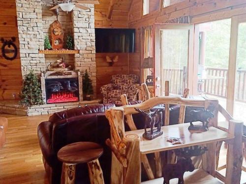 The Moose Cove Hideaway on the Lake near Forbidden Caverns