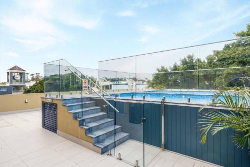 Ideal 1BR Suite near the Manly Beach with Pool - image 7