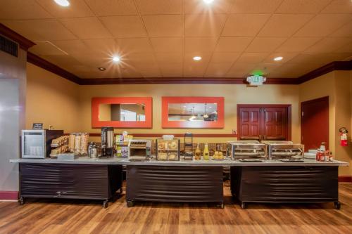 Lions Gate Hotel - image 12