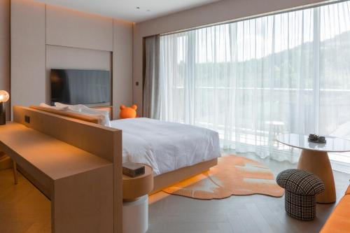 Premium King Room with Mountain View image 7