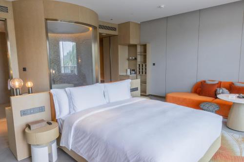 Premium King Room with Mountain View image 4