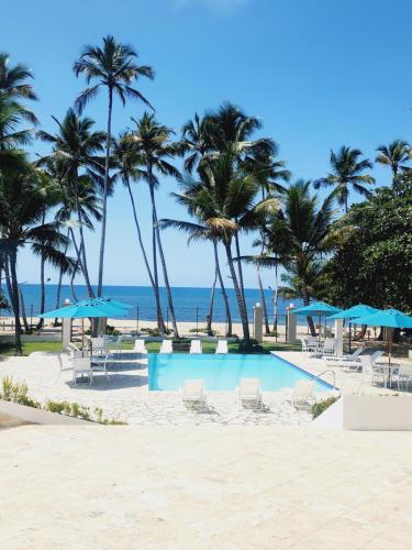 . 3 bedroom, front of the beach and pool