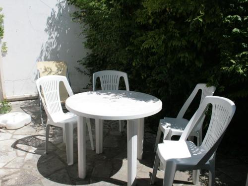 Maison avec Courette à 450m de la Plage et Proche Commerces - Tout Équipée - FR-1-22-176