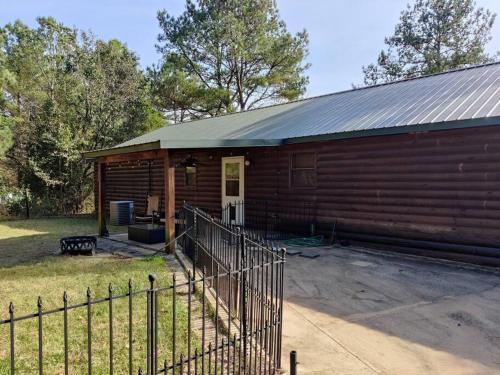 Quiet cabin near Enid Lake