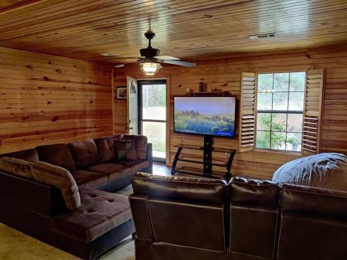 Quiet cabin near Enid Lake