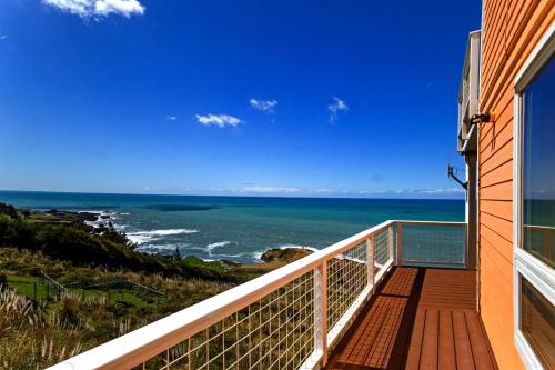 Amazing Oceanview, Oceanfront! Hot Tub! Shelter Cove, CA Tesla EV Station