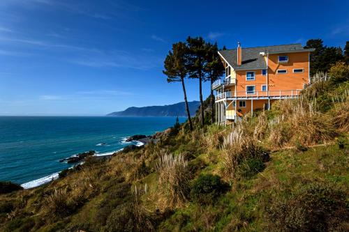 Amazing Oceanview, Oceanfront! Hot Tub! Shelter Cove, CA Tesla EV Station