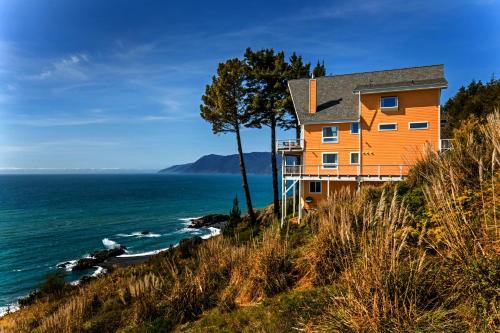 Amazing Oceanview, Oceanfront! Hot Tub! Shelter Cove, CA Tesla EV Station